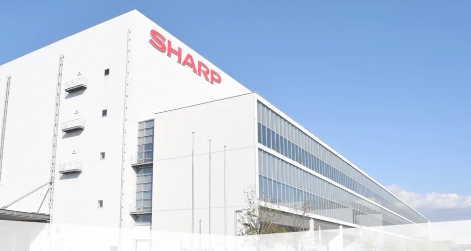 Sharp приостановила отправку своей продукции в Россию