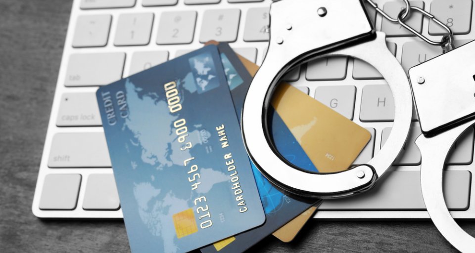 Арест зарплатной карты судебными приставами: причины, последствия и способы защиты
