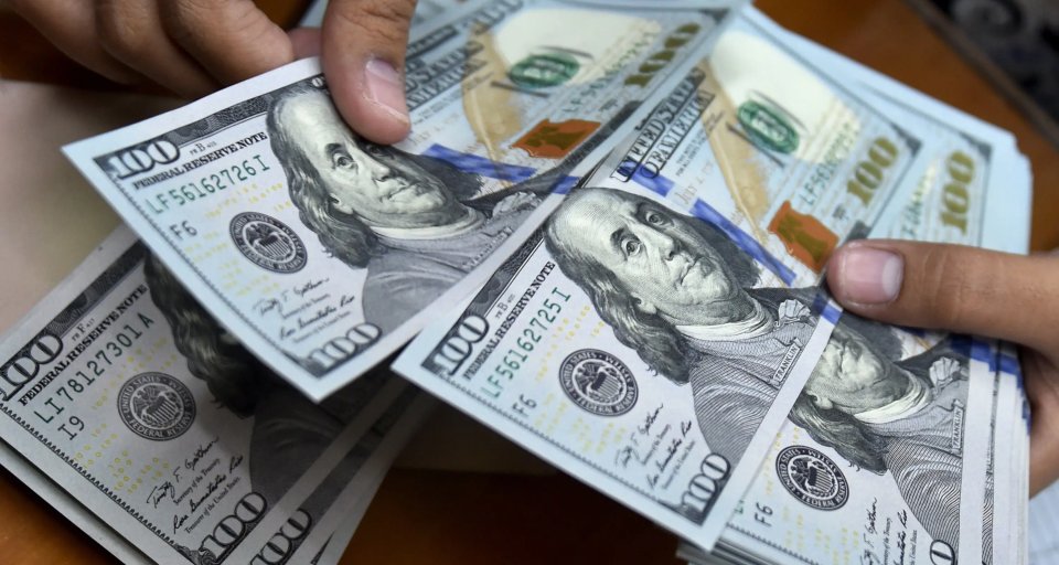 С 13 июня в России доллары принудительно переведут в рубли