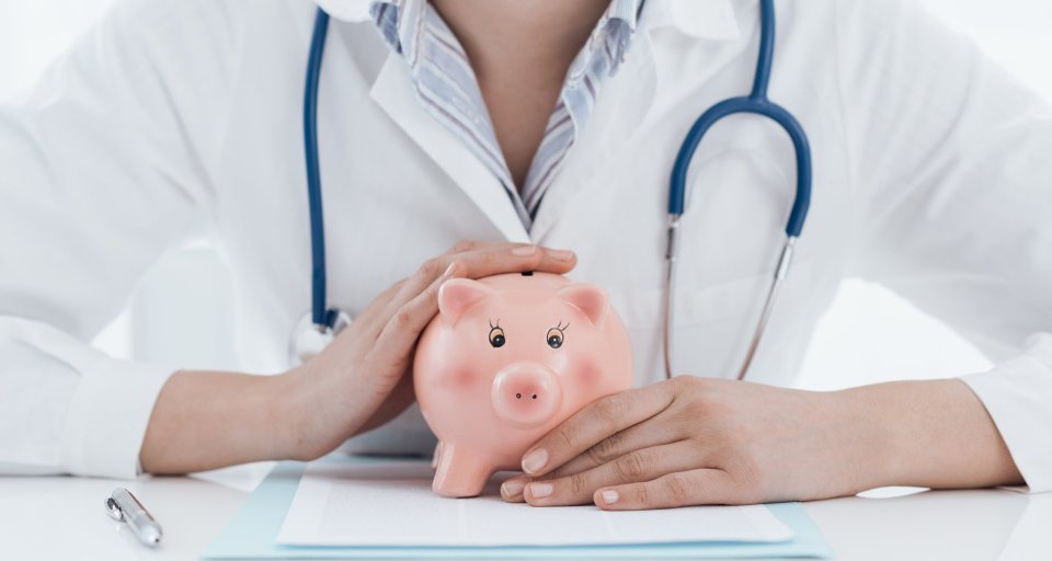 Разбираемся в зарплатах медицинских работников: структура и факторы, влияющие на уровень дохода