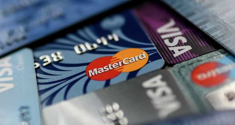 Попавшие под санкции банки не смогут выпускать карты Visa и Mastercard