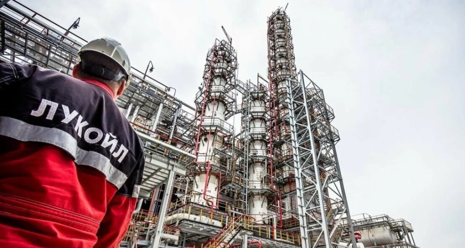«Лукойл» останавливает заводы из-за избытка нефтепродуктов