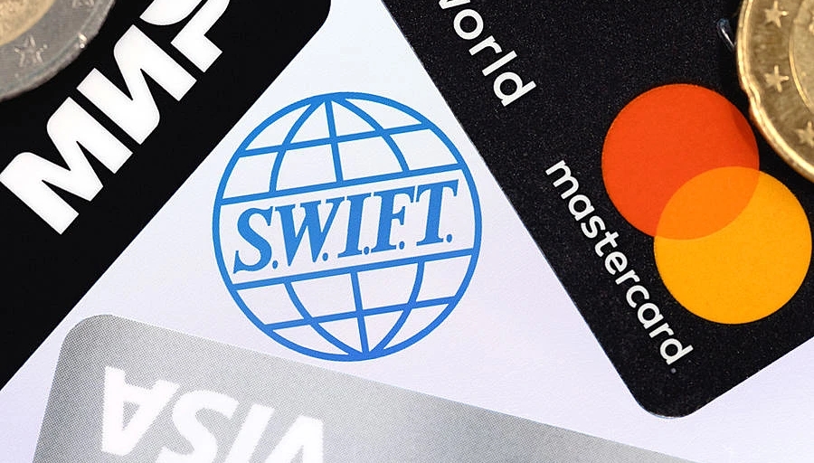 Британия начала переговоры об отключении России от SWIFT