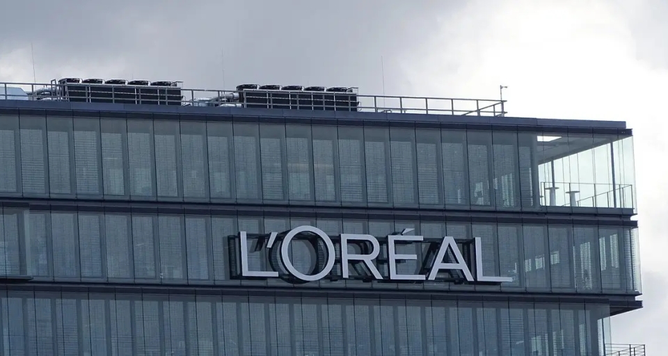 L’Oreal закрывает свои магазины в России