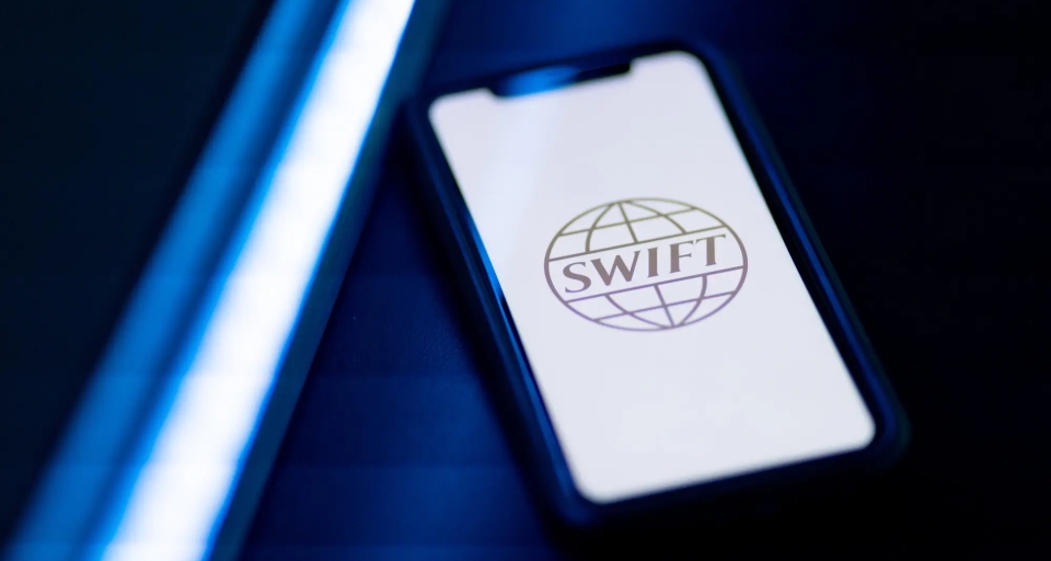 ЕС согласовал отключение от SWIFT трех белорусских банков