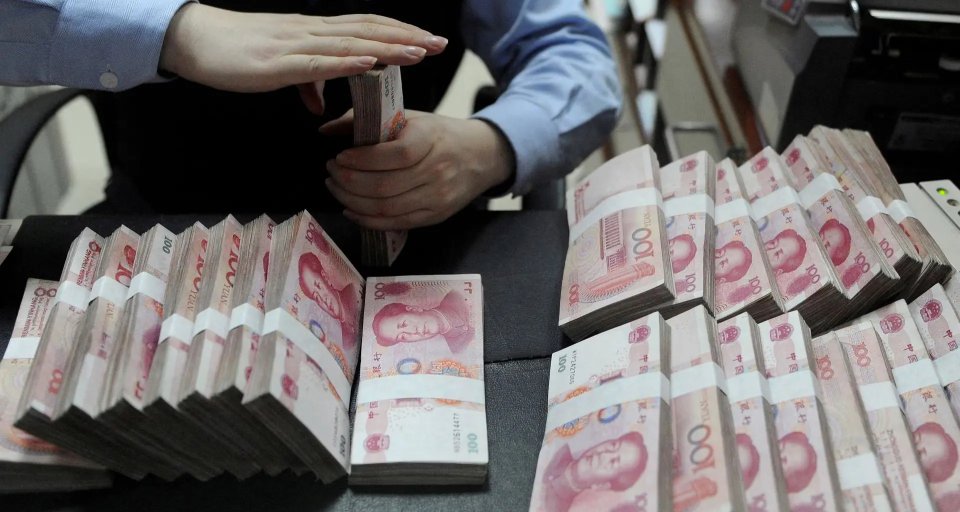 Китай начинает замедлять падение юаня