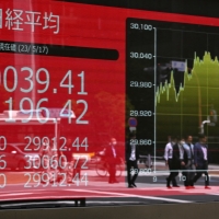 Японские акции прерывают семидневную серию побед, в то время как Гонконг падает до двухмесячного минимума