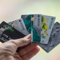 Советы по снятию наличных с дебетовой карты Сбербанка без переплат