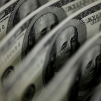 Доллар незначительно снижается после соглашения о долговом потолке в США