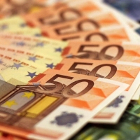 В ходе торгов на Мосбирже курс евро превысил 84 рубля