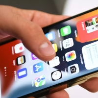По одному iPhone в руки: магазины ограничили продажи электроники