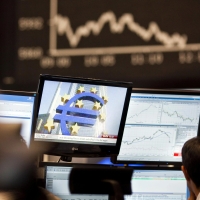 Паника на биржах Европы: призрак банковского кризиса навис над экономикой