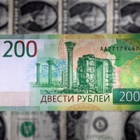 Курсы доллара и евро резко выросли до 70 и 74 рублей