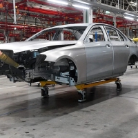 Mercedes-Bens приостановил отгрузку новых машин в Россию