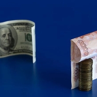 Курс рубля резко рухнул по отношению к мировым валютам