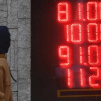 Три вопроса о финансовых санкциях. Чего ждать россиянам в понедельник?