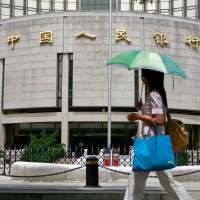 ЦБ Китая продолжает искусственно снижать курс юаня