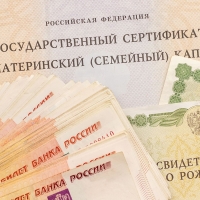 Материнский капитал гражданам РФ, проживающим за границей: особенности и условия получения