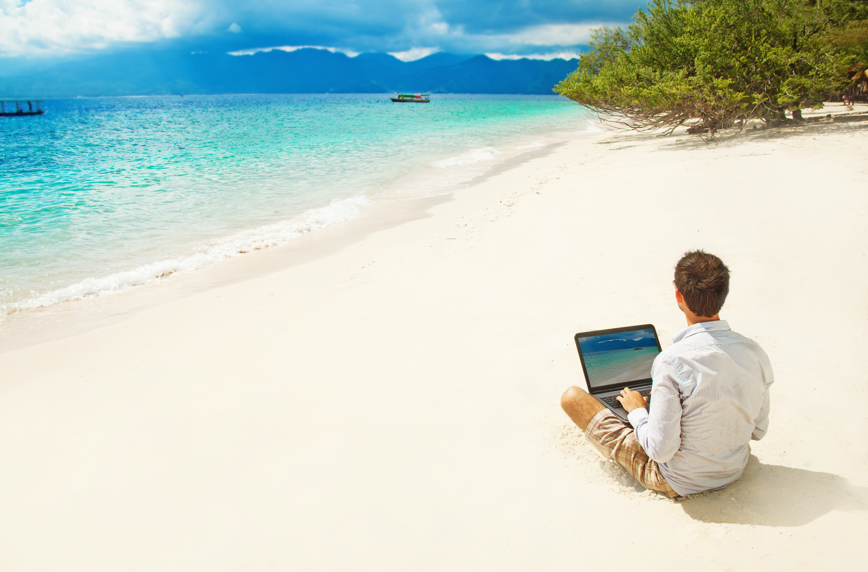 Tourism marketing. Человек с ноутбуком на пляже. Мужчина на пляже с ноутбуком. Ноутбук на берегу моря. Путешествие с ноутбуком.