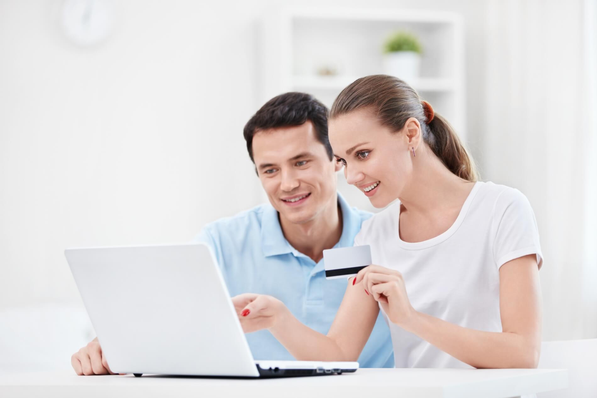 Покупка рекламы кредита. Мужчина женщина ноутбук. Парень и девушка с ноутбуком. Мужчина заказывать в интернете. Молодой мужчина и женщина с компьютером.