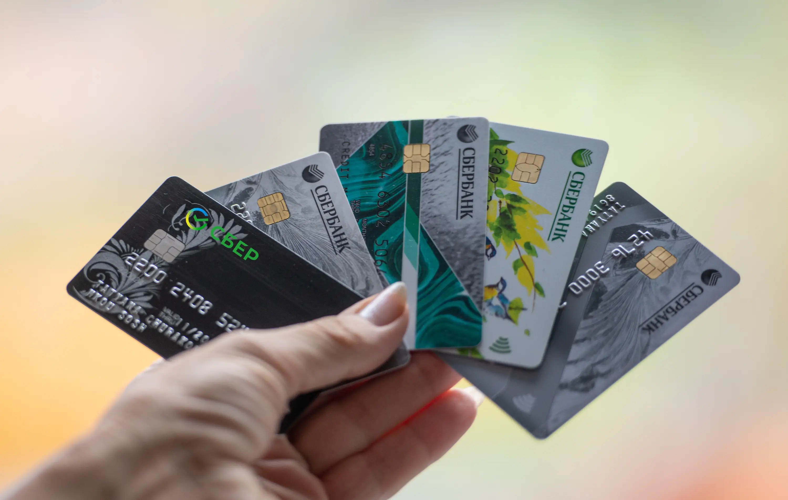Две кредитки. Пластиковые карточки. Пластиковые карты банковские. Банковские пластиковые карточки. Карточки кредитные с деньгами.