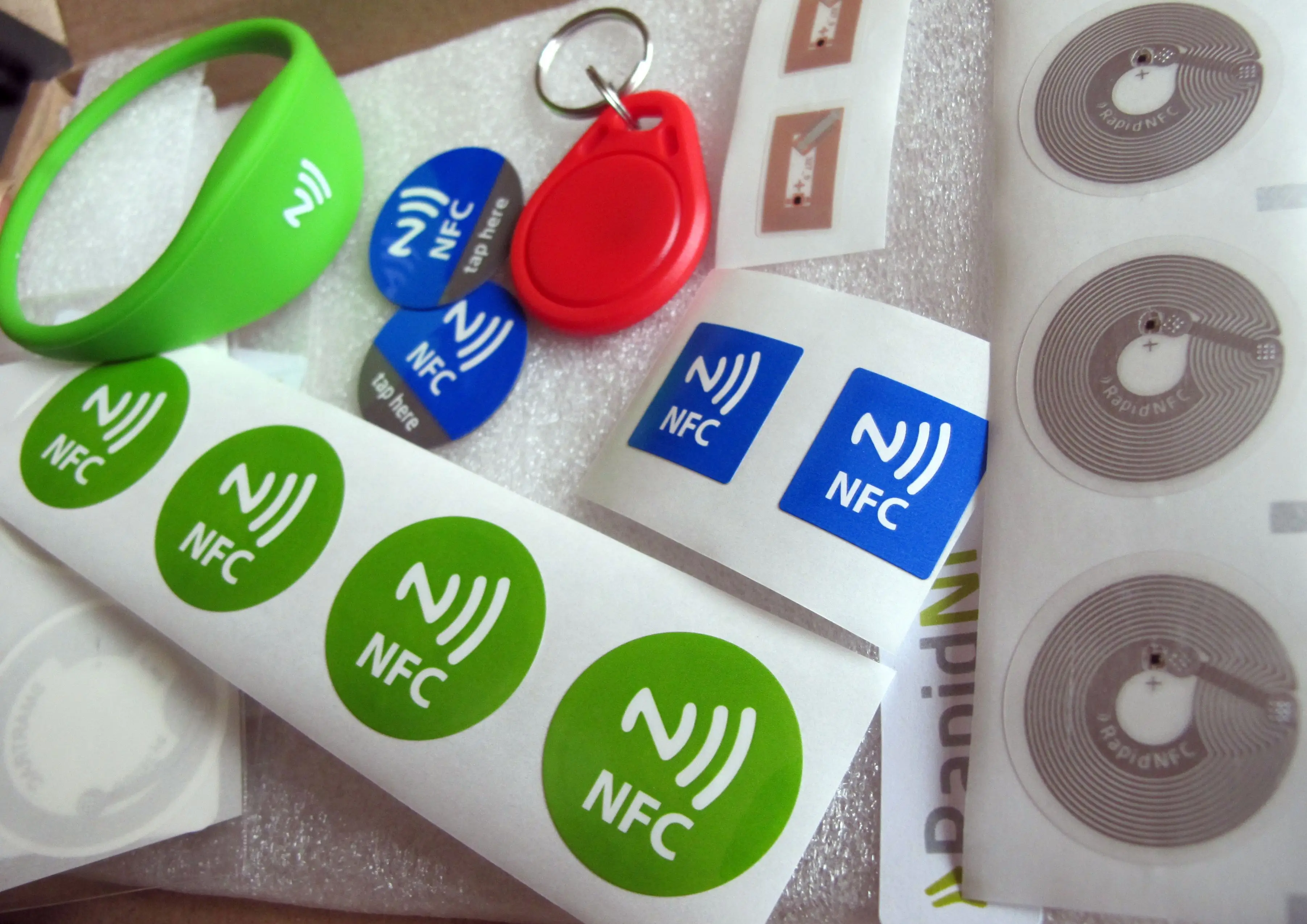 Дизайн платежных стикеров. NFC наклейка. NFC чип наклейка. Стикер для бесконтактной оплаты. NFC метка для бесконтактной оплаты.